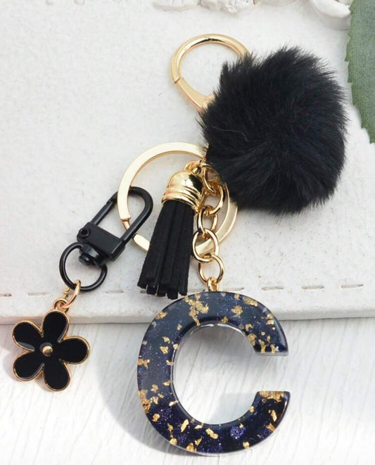 ✨ Porte-clés lettre personnalisée avec pompon & charms ✨