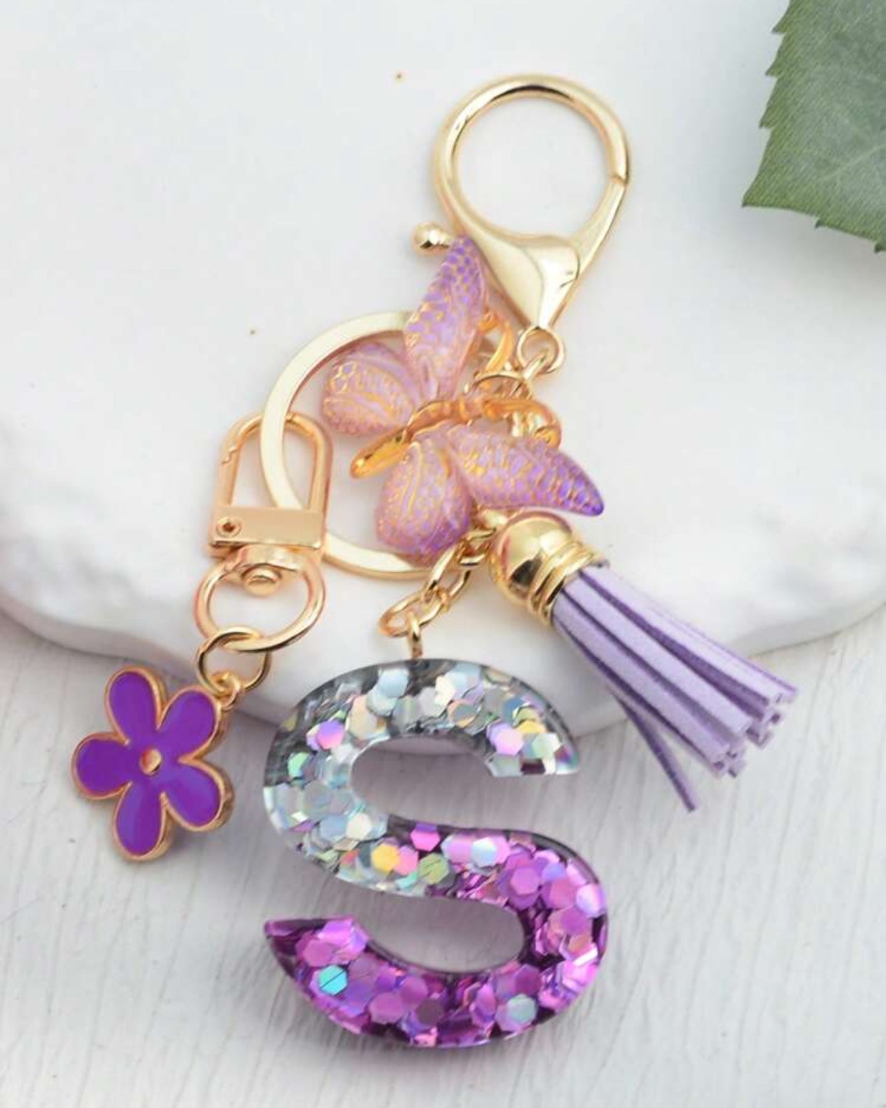 ✨ Porte-clés lettre personnalisée avec pompon & charms ✨