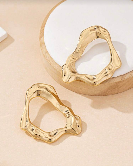 ✨ Boucles d’Oreilles Dorées Design Organique – Chic & Moderne