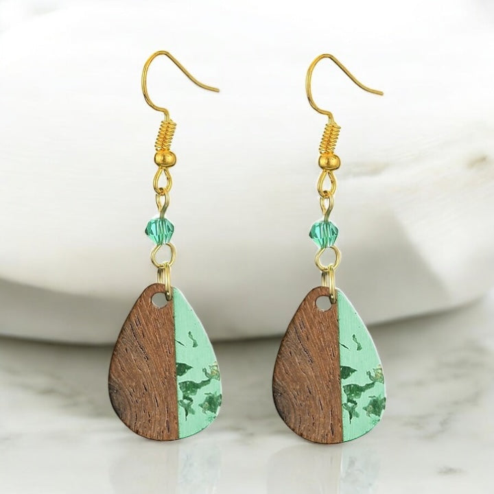 🍃 Boucles d’oreilles fantaisie tombantes – Bois & Résine verte