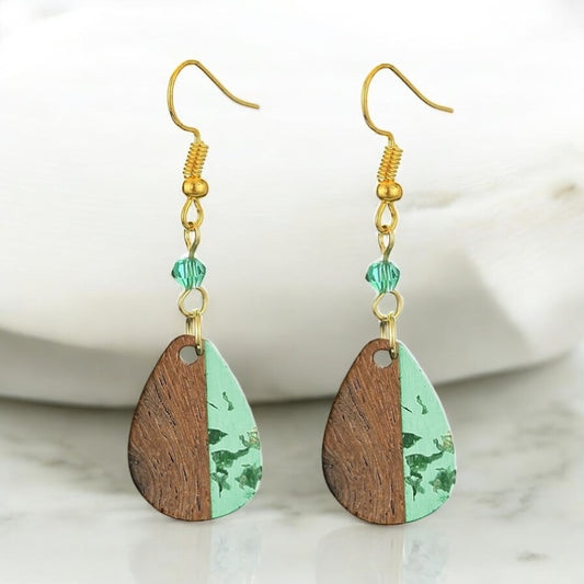 🍃 Boucles d’oreilles fantaisie tombantes – Bois & Résine verte